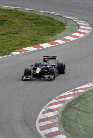 Toro Rosso F1 driver Sebastien Bourdais takes a curve in his new STR4 racing car during a testing session at Catalunya's racetrack in Montmelo near Barcelona March 9, 2009.(Xinhua/Reuters Photo)