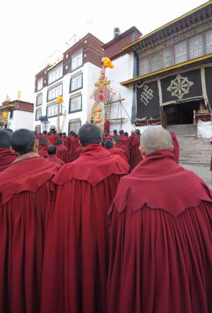 Lamas gather in the Chanbaling Temple in Qamdo, southwest China's Tibet Autonomous Region, Mar. 11, 2009. An annual celebration for the ghee flowers and lanterns festival was held in the Chanbaling Temple on Wednesday, to pray for peace and happiness in the new year. 