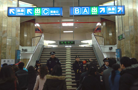 Passengers wait for the resume of subway system at the Jianguomen station of metro Line 2 subway in downtown Beijing, China, March 12, 2009. The Line 2 subway suspended its counter-clockwise service on Thursday morning because of cable come-off, local police said. (Xinhua/MaYan)