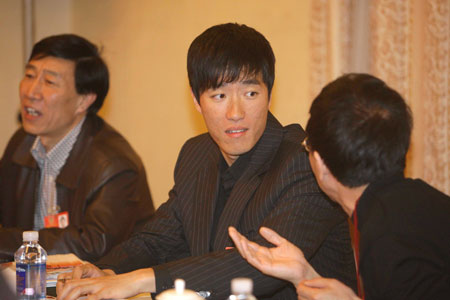 Chinese hurdler Liu Xiang (C), who is a member of the 11th National Committee of the Chinese People's Political Consultative Conference (CPPCC), joins a panel discussion in Beijing, March 11, 2009. 