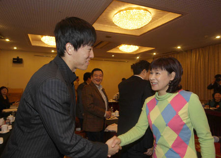 Chinese hurdler Liu Xiang (L) shakes hands with Ye Qiaobo, both members of the 11th National Committee of the Chinese People's Political Consultative Conference (CPPCC), prior to a panel discussion of the Second Session of the 11th National Committee of the CPPCC in Beijing, March 11, 2009. 