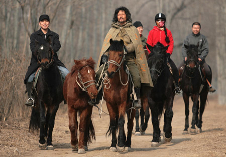 Chinese-Russian Li Jing (C) is welcomed by some riding lovers at Changping District of Beijing, capital of China, Mar. 10, 2009. (Xinhua/Zhou Guoqiang)