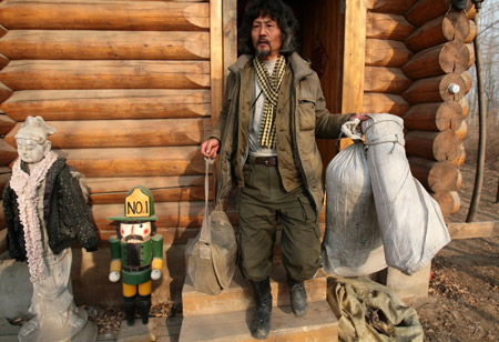 Chinese-Russian Li Jing prepares for riding at Changping District of Beijing, capital of China, Mar. 10, 2009. (Xinhua/Zhou Guoqiang)