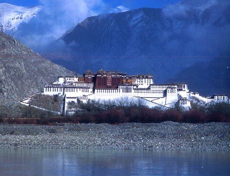 A file photo of the magnificent night view of the Potala Palace, the iconic imagery of Lhasa, capital of southwest China's Tibet Autonomous Region. [China.org.cn]