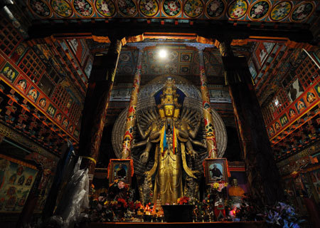 Photo taken on March 4, 2009 shows the sculpture of 'Avalokitesvara Bodhisattva' with thousand hands and eyes at the Lhakang Temple, 110 kilometers to Kangding City in southwest China's Sichuan Province. [Xinhua Photo]