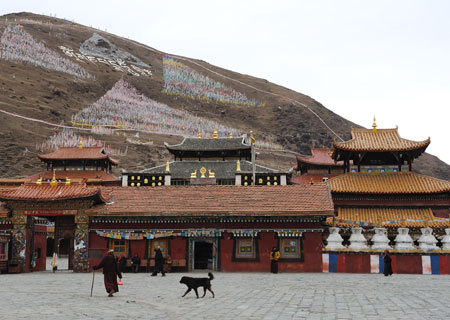 Photo taken on March 4, 2009 shows the Lhakang Temple, 110 kilometers to Kangding City in southwest China's Sichuan Province. [Xinhua Photo]