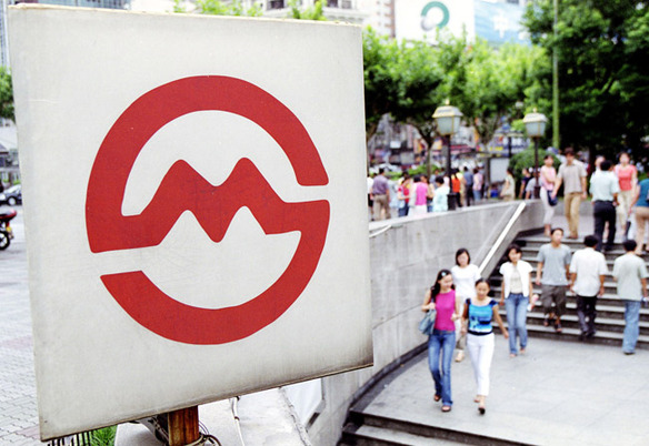 7 Passengers can quickly find their way with the help of standard subway signs when taking the metro in Shanghai.