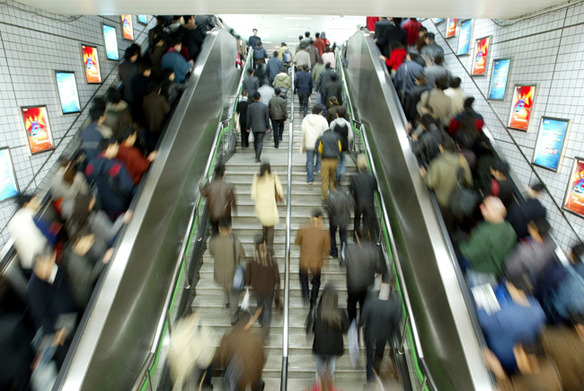 12 Crowds of passengers throng in the People's Square transfer station 