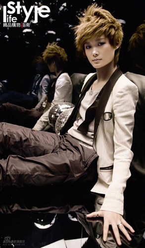 Mainland pop singer Li Yuchun has shot a photo spread for fashion magazine 'Life Style' that releases its latest issue on Thursday.The series transform the former super girl into a glowing stage queen, wearing a wide variety of chic costumes from classical to hip pop fashion, subtly echoing her upcoming 'Why Me' concert on March 21st. 