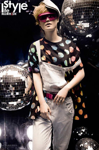 Mainland pop singer Li Yuchun has shot a photo spread for fashion magazine 'Life Style' that releases its latest issue on Thursday.The series transform the former super girl into a glowing stage queen, wearing a wide variety of chic costumes from classical to hip pop fashion, subtly echoing her upcoming 'Why Me' concert on March 21st. 