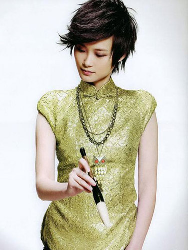 Mainland pop singer Li Yuchun has shot a photo spread for fashion magazine 'Life Style' that releases its latest issue on Thursday.The series transform the former super girl into a glowing stage queen, wearing a wide variety of chic costumes from classical to hip pop fashion, subtly echoing her upcoming 'Why Me' concert on March 21st. 