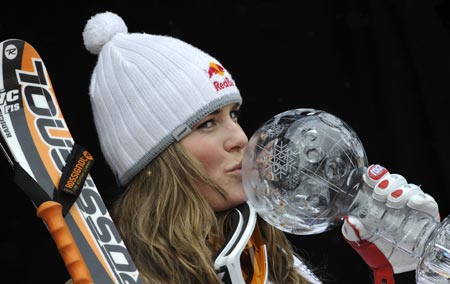 Lindsey Vonn of the U.S. kisses the downhill trophy after winning the season's last women's downhill race at the Alpine Skiing World Cup Finals in Are March 11, 2009. [Xinhua/Reuters]