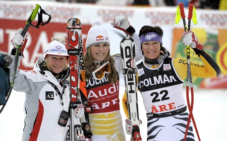 Lindsey Vonn of the U.S. (C), winner of the alpine ski women's World Cup downhill race, smiles as she is flanked by second placed Maria Riesch (R) of Germany and third placed Renate Goetschl of Austria, after their race in Are March 11, 2009. Vonn capped an impressive season by retaining the overall World Cup title with victory in the final downhill on Wednesday.