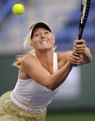 Maria Sharapova, of Russia, returns a shot to Ekaterina Makarova,also of Russia, and Tatiana Poutchek, of Belarus, during their first-round doubles match at the BNP Paribas Open tennis tournament, yesterday, in Indian Wells, Calif.[Shanghai Daily]