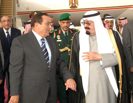 Saudi Arabia's King Abdullah (R) welcomes visiting Egyptian President Hosni Mubarak at the airport in Riyadh, capital of Saudi Arabia, March 11, 2009. 