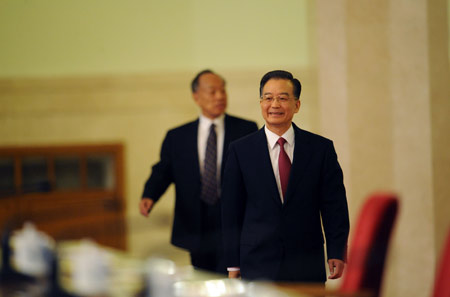 Chinese Premier Wen Jiabao (R) arrives for a press conference after the closing meeting of the Second Session of the 11th National People's Congress (NPC) at the Great Hall of the People in Beijing, capital of China, March 13, 2009. The annual NPC session closed on Friday. 