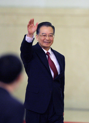 Chinese Premier Wen Jiabao arrives for a press conference after the closing meeting of the Second Session of the 11th National People's Congress (NPC) at the Great Hall of the People in Beijing, capital of China, March 13, 2009. The annual NPC session closed on Friday.