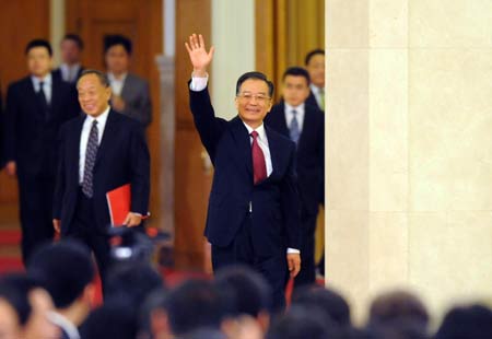 Chinese Premier Wen Jiabao (R) arrives for a press conference after the closing meeting of the Second Session of the 11th National People's Congress (NPC) at the Great Hall of the People in Beijing, capital of China, March 13, 2009. The annual NPC session closed on Friday. 