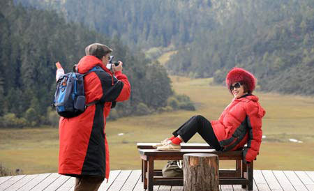 Tourists entertain themselves in the Potatso National Park in Shangri-La, southwest China's Yunnan Province, October 13, 2008.