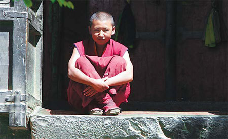 Many lamas in Tashilhunpo Monastery, Xigaze, can speak English, use computers and are familiar with modern technology. 