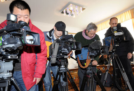 Reporters cover Tibetologists of Tibet Academy of Social Sciences in Lhasa, southwest China&apos;s Tibet Autonomous Region, Feb. 12, 2009. Reporters at home and abroad arrived in Lhasa on Tuesday for a 4-day news coverage. [Xinhua photo]