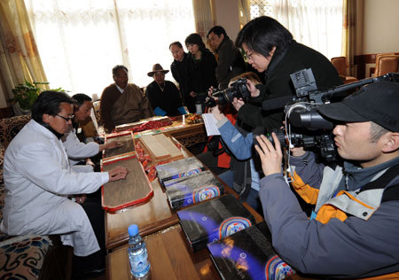 Reporters cover researchers at a Tibetan hospital in Lhasa, southwest China&apos;s Tibet Autonomous Region, Feb. 12, 2009. Reporters at home and abroad arrived in Lhasa on Tuesday for a 4-day news coverage. [Xinhua photo]