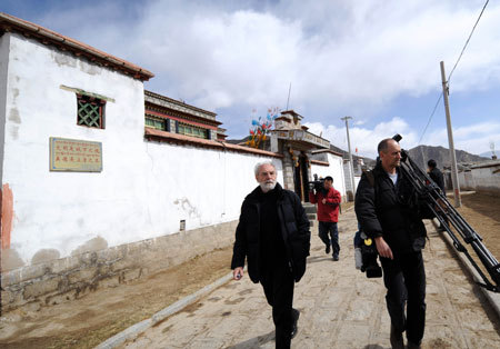 Reporters gather news at Ngaqen Village in Lhasa, southwest China&apos;s Tibet Autonomous Region, Feb. 12, 2009. Reporters at home and abroad arrived in Lhasa on Tuesday for a 4-day news coverage. [Xinhua photo]