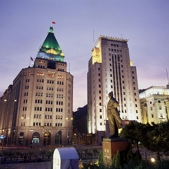 The 80-year-old Peace Hotel, a well-known building typical of 1930s East Asia, is protected as precious architectural heritage.