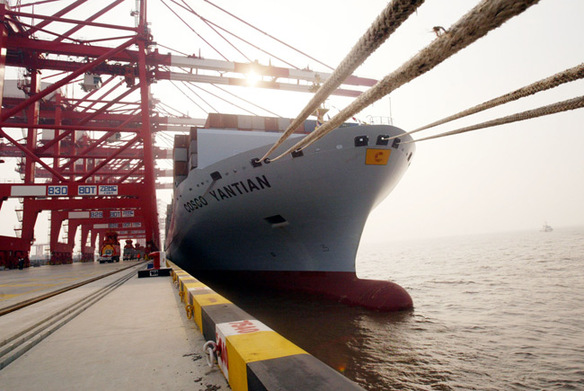 The sea-crossing Donghai Bridge