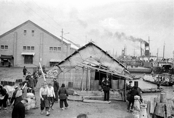 Shabby cabins along the Huangpu River in the 1930s