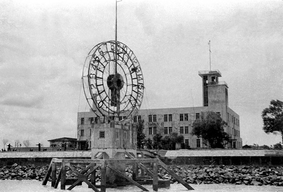 Shanghai Mansion Hotel and a giant clock in the 1930s 