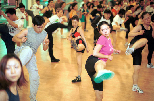 More and more people in Shanghai participate in fitness programs as their living conditions improve. 