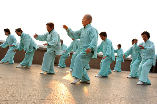 Shanghai People participating in fitness programs. 