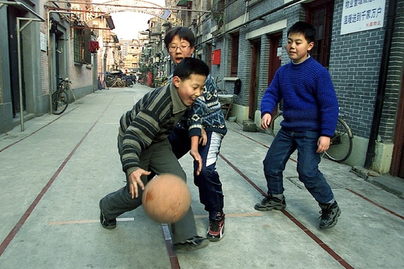 A basketball match being held in a lane. 