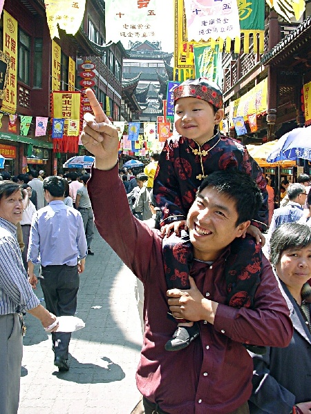 A child and father visit a town god’s temple. 