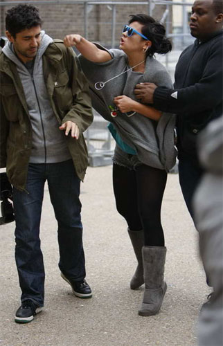 Snapshots of Lily Allen beating a paparazzi.