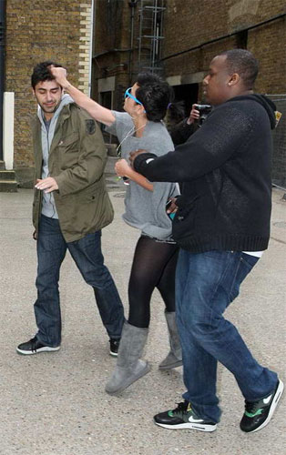 Snapshots of Lily Allen beating a paparazzi.
