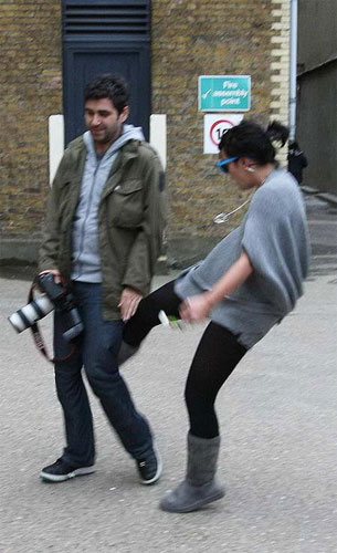 Snapshots of Lily Allen beating a paparazzi.