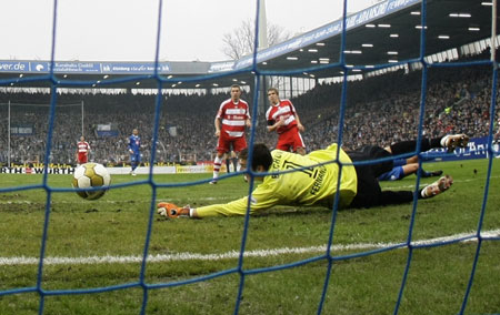 Bayern Munich's Philipp Lahm (R) scores a goal against Bochum the German Bundesliga soccer match in Bochum March 14, 2009. [Xinhua]