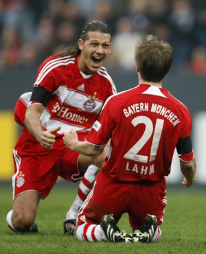 Bayern Munich's Philipp Lahm and Martin Demichelis (L) celebrate a goal against Bochum the German Bundesliga soccer match in Bochum March 14, 2009.[Xinhua]