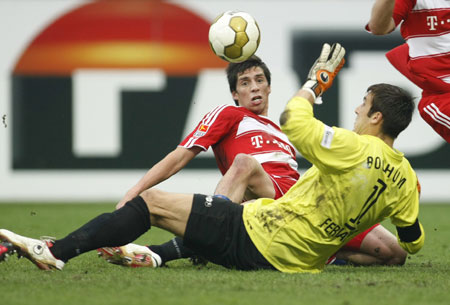 Bochum's Daniel Fernandes tackles Bayern Munich's Jose Sosa (L) during the German Bundesliga soccer match in Bochum March 14, 2009.[Xinhua]