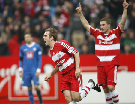  Bayern Munich's Philipp Lahm (C) and Lukas Podolski celebrate a goal against Bochum the German Bundesliga soccer match in Bochum March 14, 2009. [Xinhua]