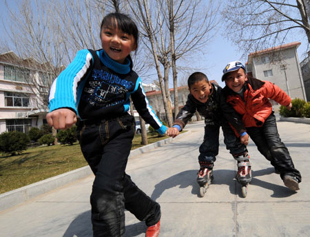 A boy (C) roller-skates in Lhasa, capital of southwest China's Tibet Autonomous Region, on March 14, 2009.[Xinhua]