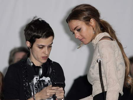 Actress Lindsay Lohan (R) talks to DJ Samantha Ronson before the Charlotte Ronson collection show at New York Fashion Week Feb. 13, 2009. [Xinhua]