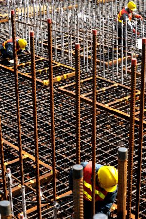 Workers perform maintenance tasks at a construction site of the Sanmen Nuclear Power Project (NPP) in east China's Zhejiang Province, March 15, 2009. The first phase of the Sanmen NPP is now ready for startup.