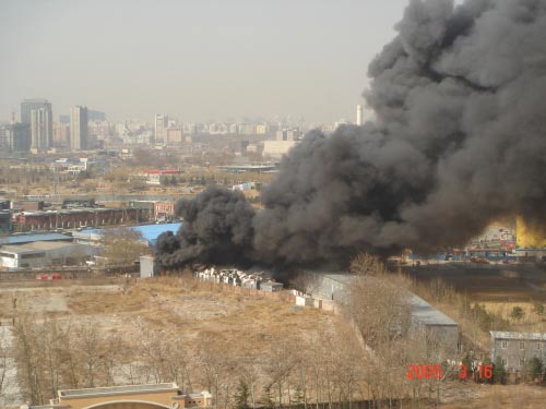 A fire breaks out in the China Central Academy of Fine Arts in Beijing at about 10:30 a.m. Monday. [Sina.com]