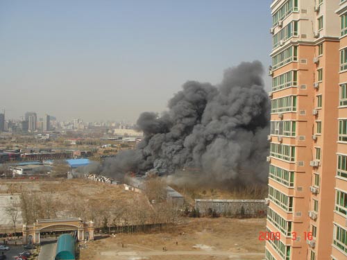 A fire breaks out in the China Central Academy of Fine Arts in Beijing at about 10:30 a.m. Monday. [Sina.com]