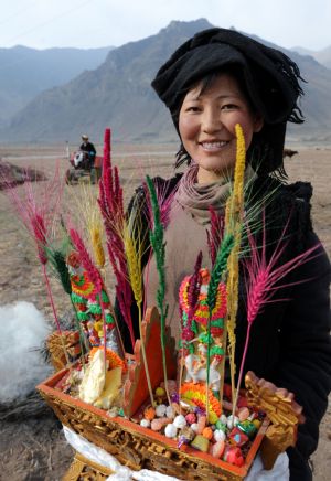 A villager holds a box of Chemar during a ceremony to mark the start of the spring farming season at Shexing Village, Doilung Deqen County, southwest China's Tibet Autonomous Region, March 15, 2009. [Soinam Norbu/Xinhua]