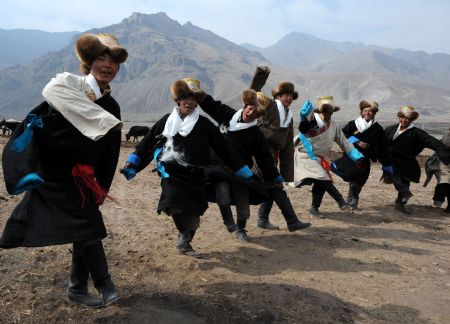  Local villagers perform a kind of traditional dance during a ceremony to mark the start of the spring farming season at Shexing Village, Doilung Deqen County, southwest China's Tibet Autonomous Region, March 15, 2009. [Soinam Norbu/Xinhua]