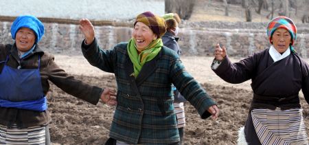 Local villagers perform a kind of traditional dance during a ceremony to mark the start of the spring farming season at Shexing Village, Doilung Deqen County, southwest China's Tibet Autonomous Region, March 15, 2009. [Soinam Norbu/Xinhua]